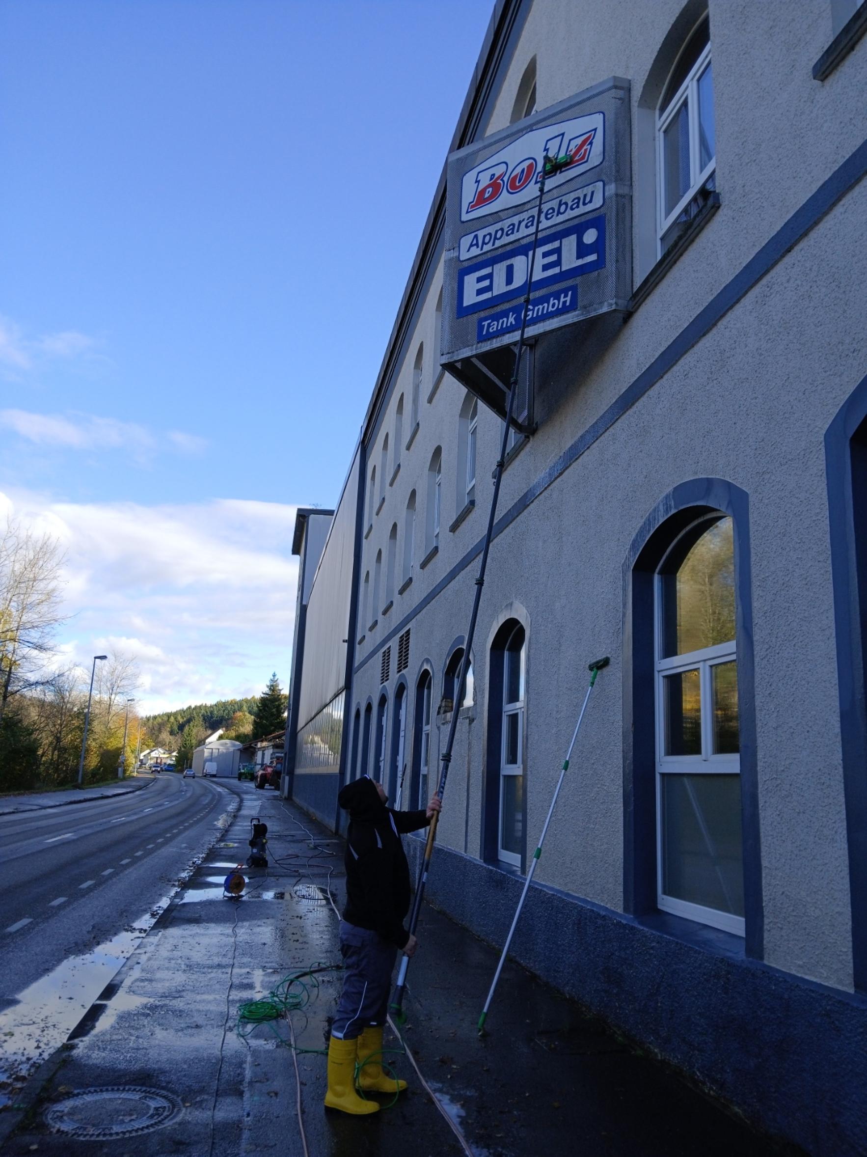 Reinigung von Fenstern, Fassaden, Rollläden, Solaranlagen usw